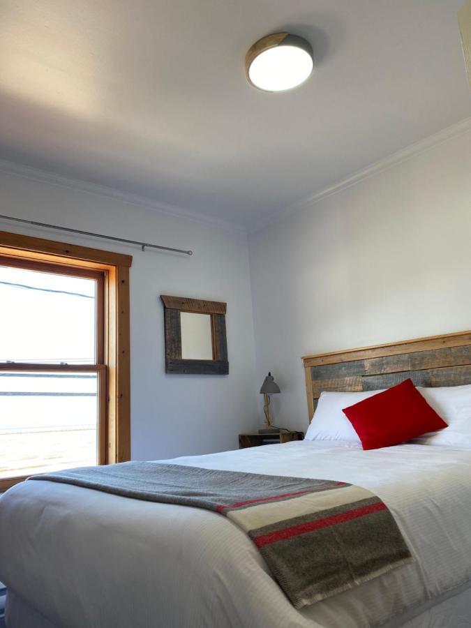 Auberge L'Amarre Mont-Louis 外观 照片